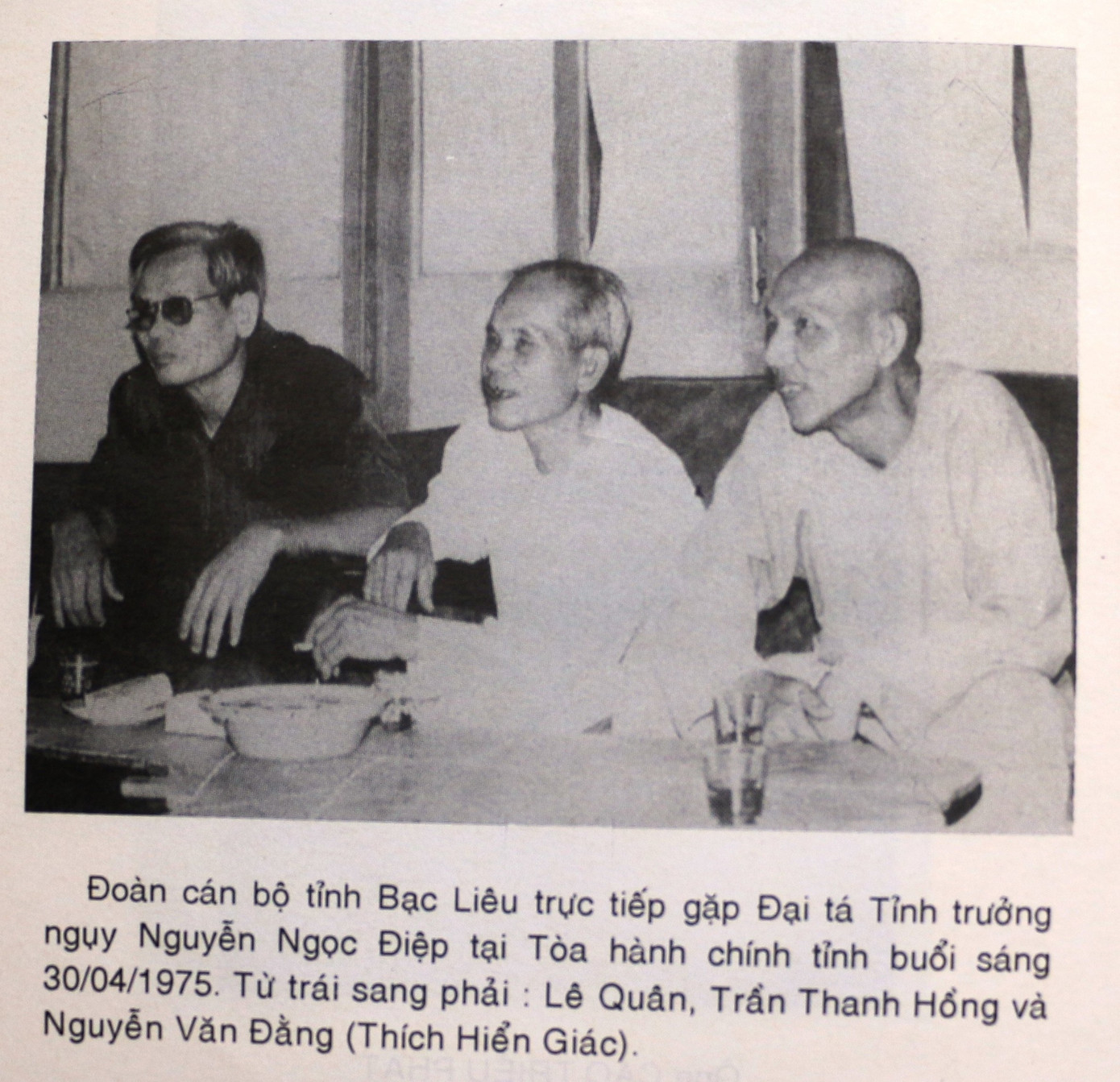 Đoàn cán bộ Mặt trận dân tộc miền Nam Việt Nam do đồng chí Lê Quân dẫn đầu gặp đại tá Điệp tại dinh tỉnh trưởng Bạc Liêu, sáng ngày 30 tháng 4 năm 1975 Đoàn cán bộ Mặt trận dân tộc miền Nam Việt Nam do đồng chí Lê Quân dẫn đầu gặp đại tá Điệp tại dinh tỉnh trưởng Bạc Liêu, sáng ngày 30 tháng 4 năm 1975