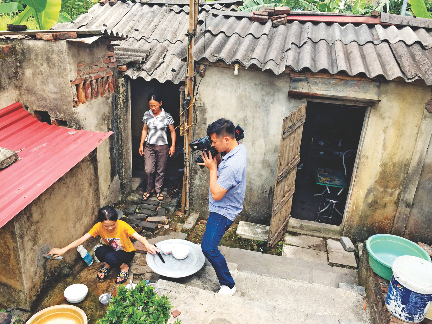 Sinh viên báo chí đi thực tập.