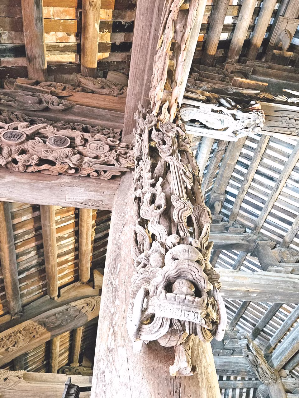 Hình tượng Rồng được khắc họa tinh xảo thể hiện ước mong của dân làng