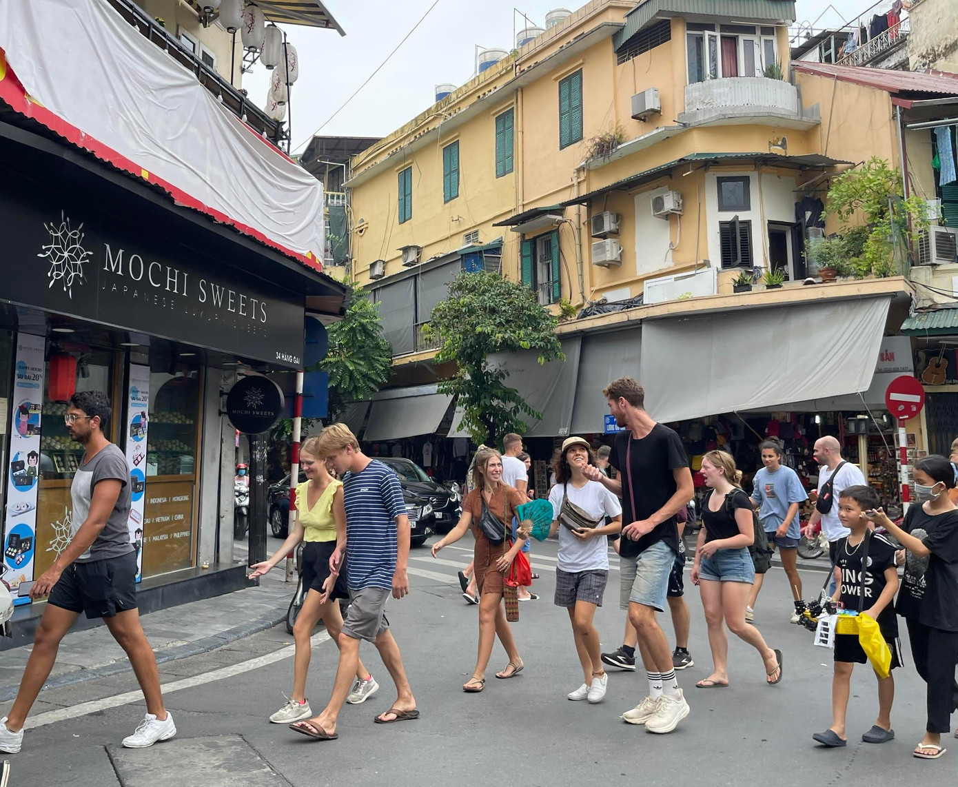 Khách du lịch nước ngoài đi dạo phố cổ Hà Nội. Ảnh: Như Ý Khách du lịch nước ngoài đi dạo phố cổ Hà Nội. Ảnh: Như Ý