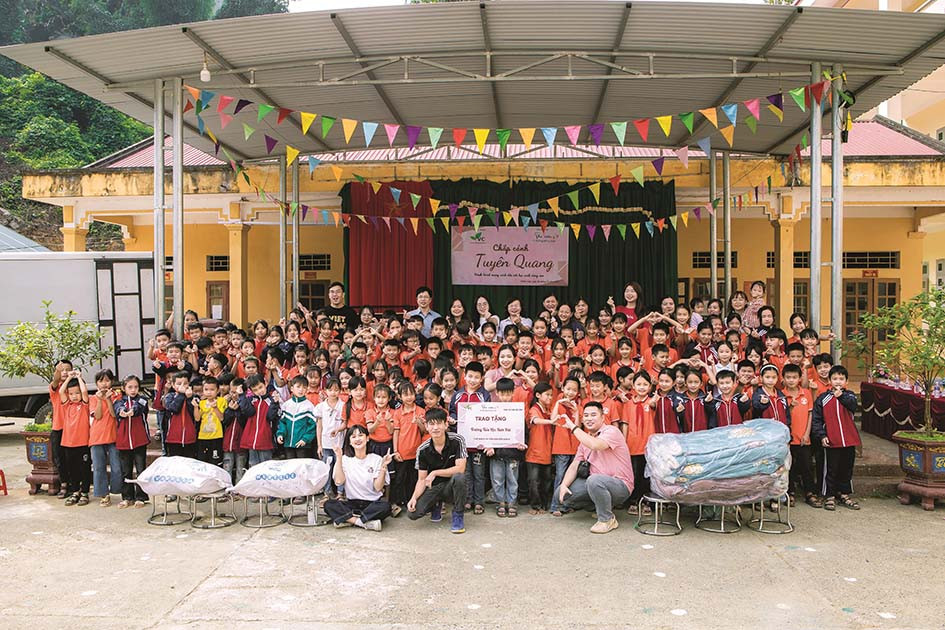 Trong một lần từ thiện của nhóm “Thư viện từ những bông hoa”. Trong một lần từ thiện của nhóm “Thư viện từ những bông hoa”.