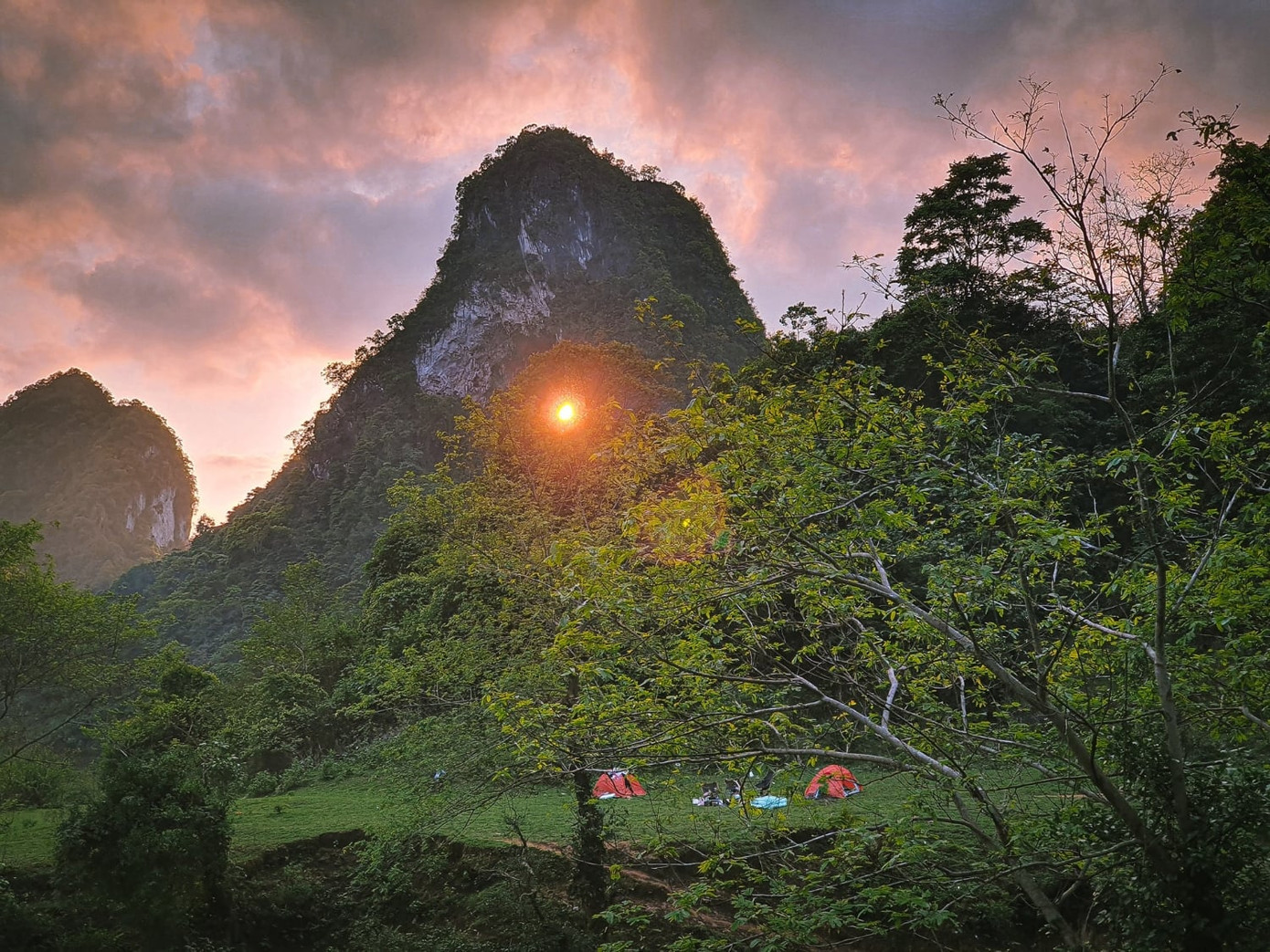 Cắm trại chờ mây