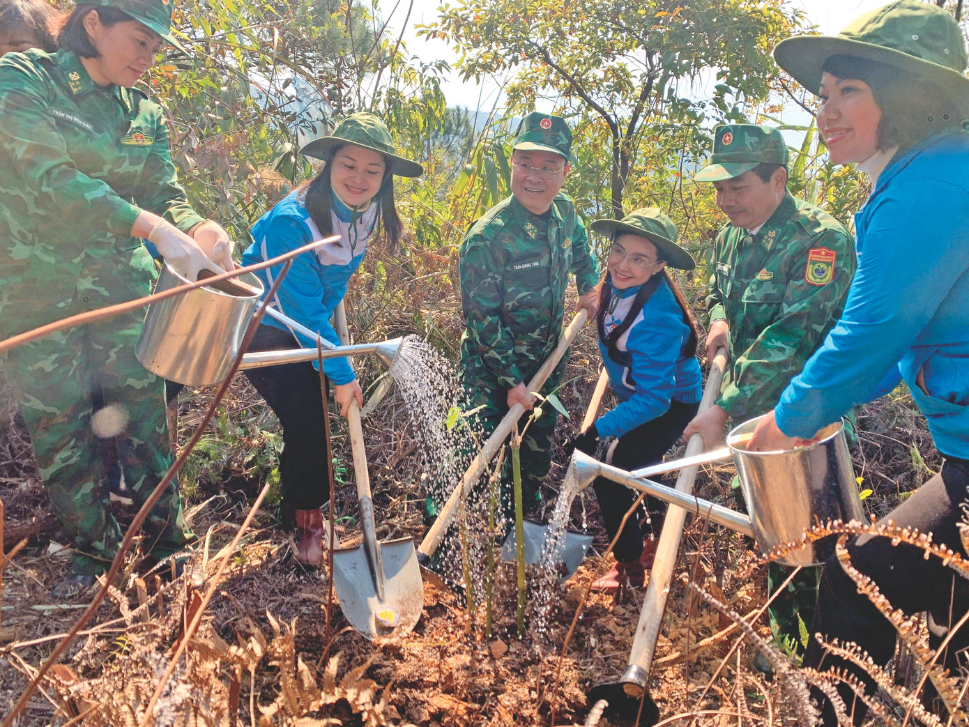 Đoàn thanh niên tham gia trồng tre biên giới. Ảnh: Duy Chiến