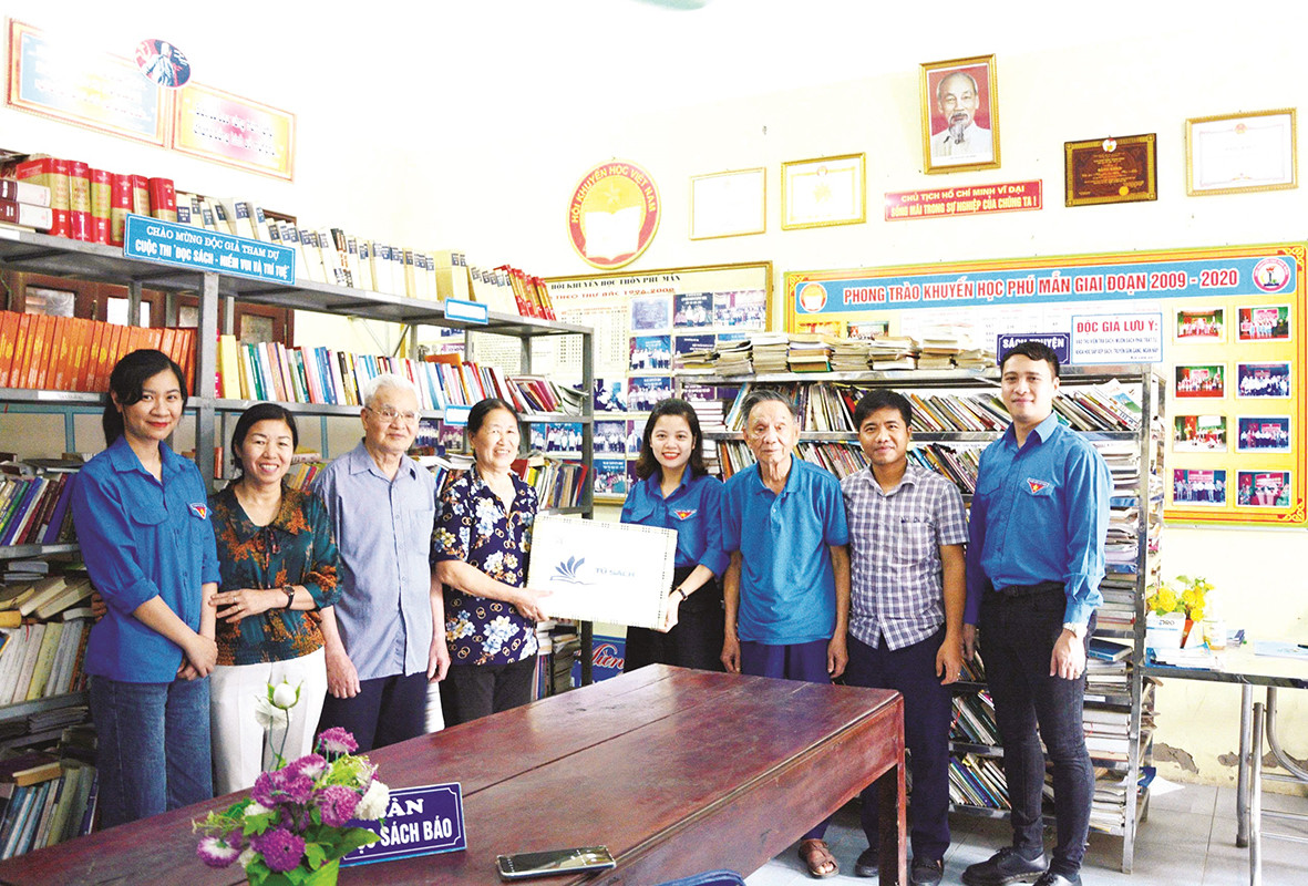 Chi đoàn báo Bắc Ninh tặng sách cho tủ sách cộng đồng