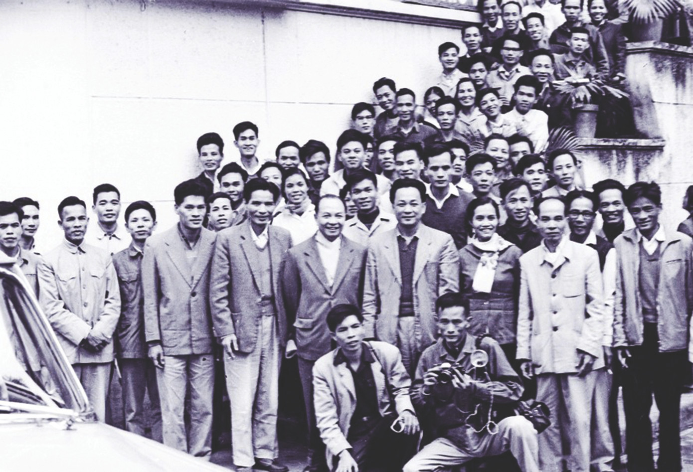 Nguyễn Thanh Dương, nguyên tác giả 4 kỳ báo viết về Trần Bình Lục, nguyên TBT báo Tiền Phong (bên phải đồng chí Trường Chinh) tại Tòa soạn báo Tiền Phong