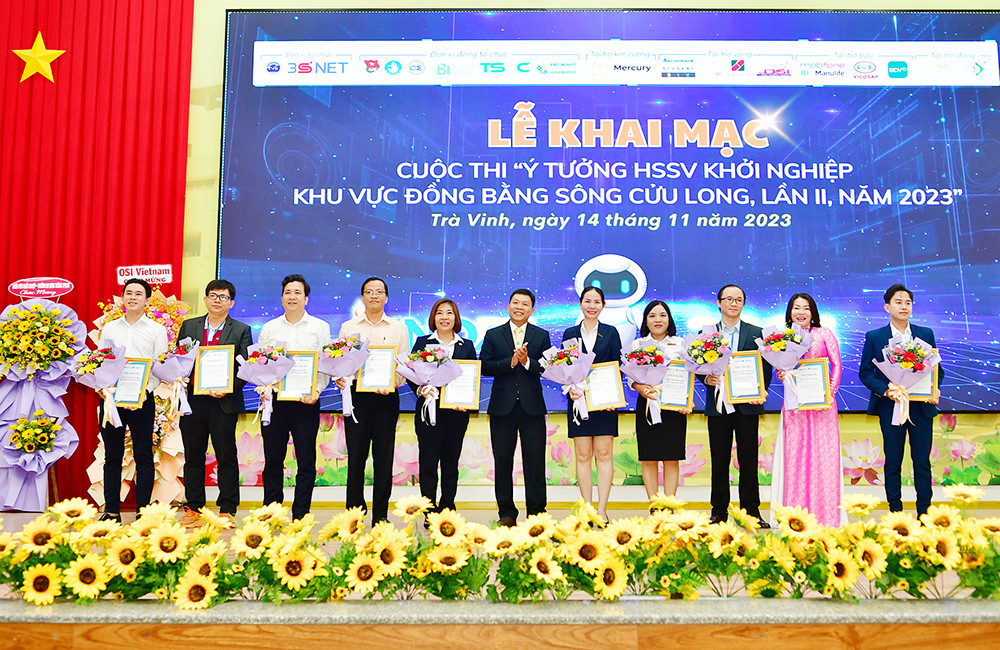 PGS. TS. Nguyễn Minh Hòa, Hiệu trưởng Trường Đại học Trà Vinh, Chủ tịch Hội đồng Quản trị Mạng lưới hỗ trợ Học sinh sinh viên khởi nghiệp khu vực ĐBSCL tặng hoa cho đại biểu, đơn vị tại chung kết cuộc thi “Ý tưởng HSSV khởi nghiệp khu vực ĐBSCL, lần thứ 2 năm 2023" INNOBE 2023”