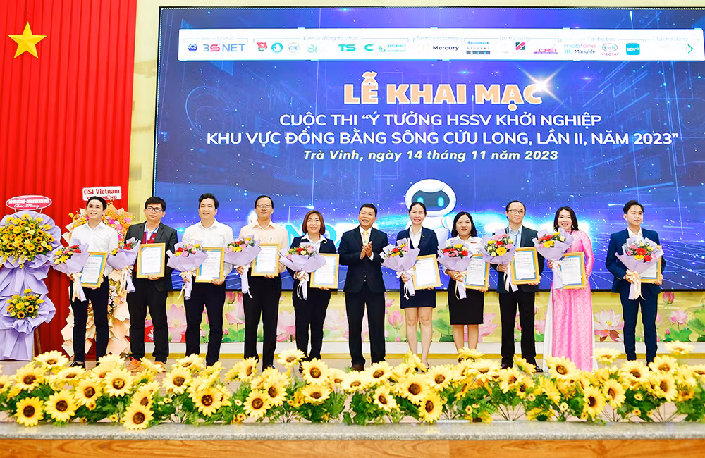 PGS. TS. Nguyễn Minh Hòa, Hiệu trưởng Trường Đại học Trà Vinh, Chủ tịch Hội đồng Quản trị Mạng lưới hỗ trợ Học sinh sinh viên khởi nghiệp khu vực ĐBSCL tặng hoa cho đại biểu, đơn vị tại chung kết cuộc thi “Ý tưởng HSSV khởi nghiệp khu vực ĐBSCL, lần thứ 2 năm 2023" INNOBE 2023”