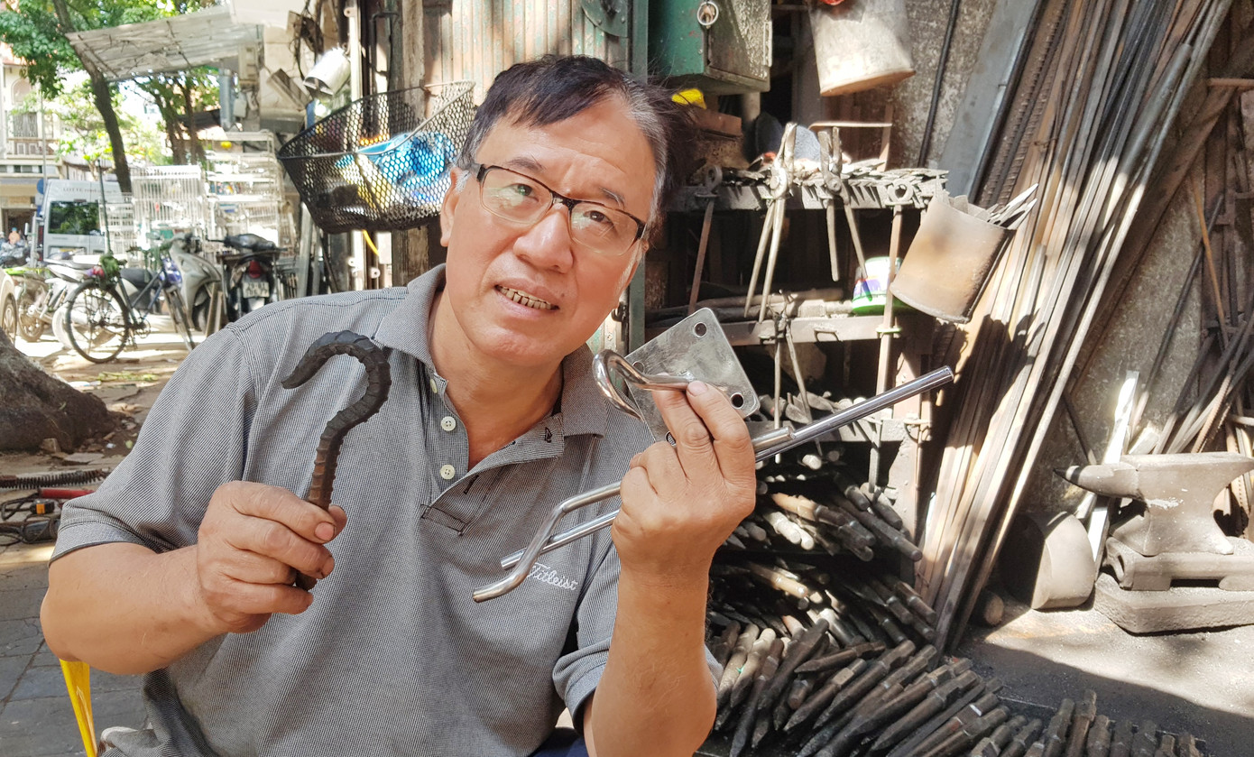 Móc quạt trần bằng thép i-nốc và thép gai do ông Hùng làm