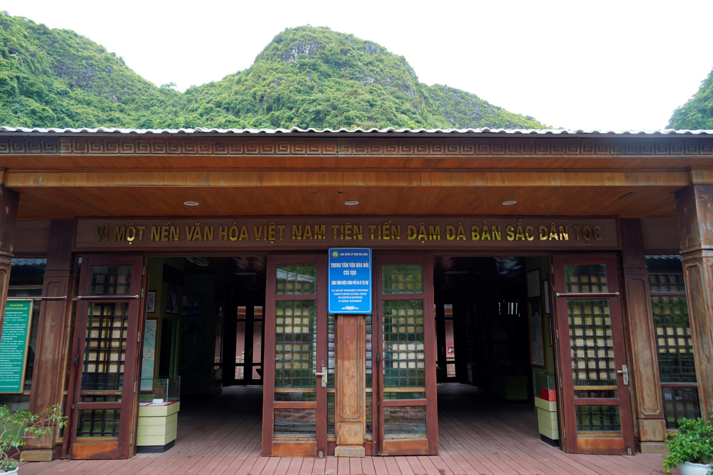 Ngôi nhà bằng gỗ rộng rãi và khang trang do chính phủ Na Uy tài trợ để lưu giữ những nét văn hóa của làng chài. Ảnh: Hoàng Dương