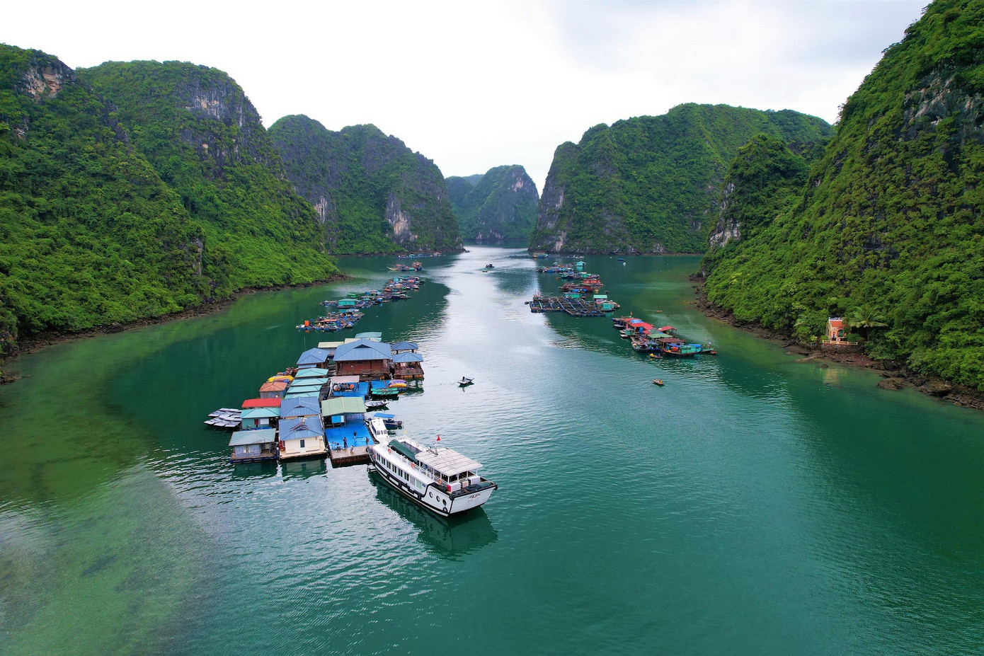 Năm 2012, được các chuyên trang về du lịch nổi tiếng đánh giá Cửa Vạn – vịnh Hạ Long (Quảng Ninh) là 1 trong 16 ngôi làng chài đẹp nhất thế giới. Ảnh: Hoàng Dương