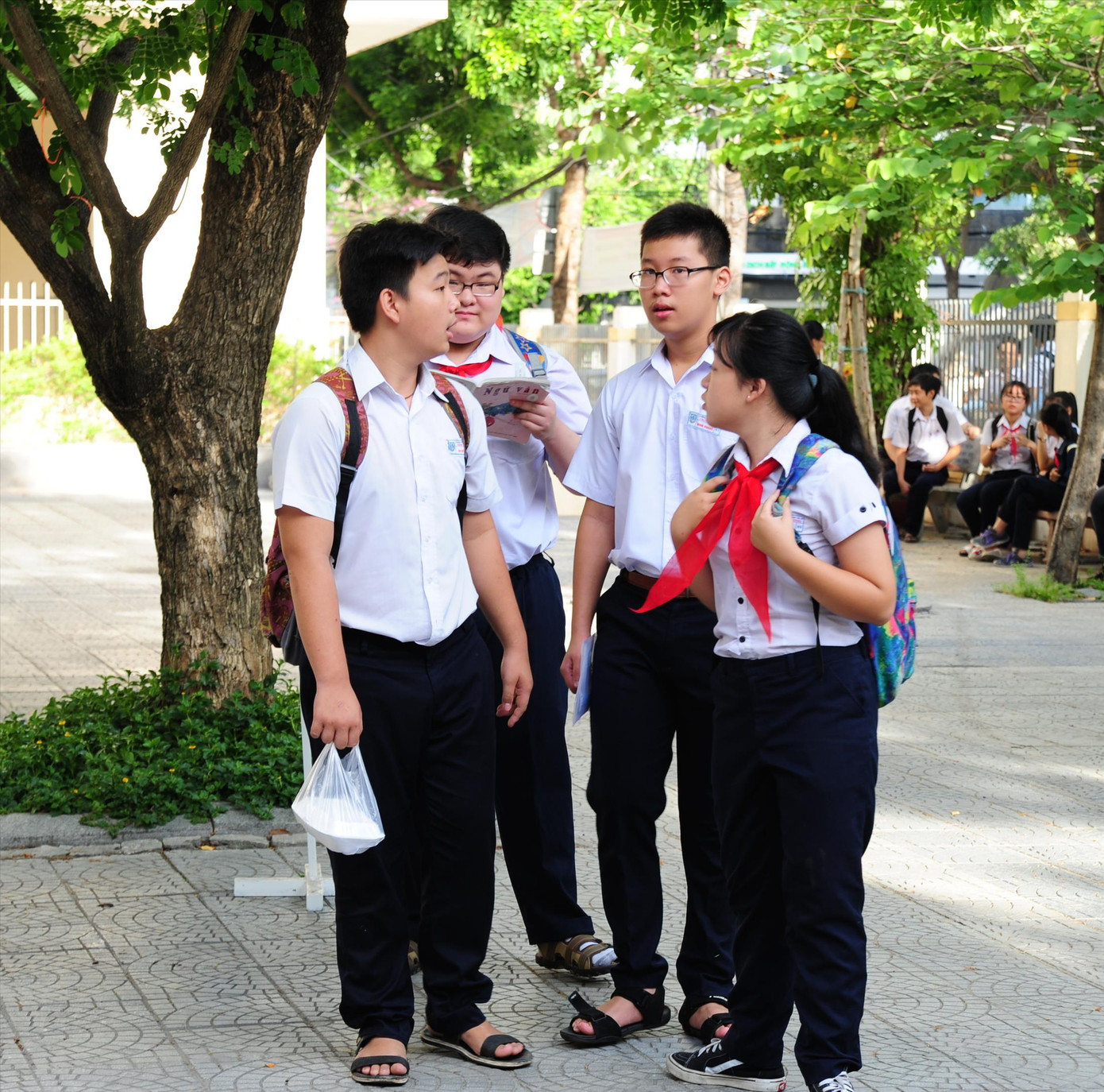 Thầy cô và cha mẹ đồng hành cùng con để học sinh tới trường an toàn, nhiều niềm vui. Ảnh: Thanh Trần Thầy cô và cha mẹ đồng hành cùng con để học sinh tới trường an toàn, nhiều niềm vui. Ảnh: Thanh Trần