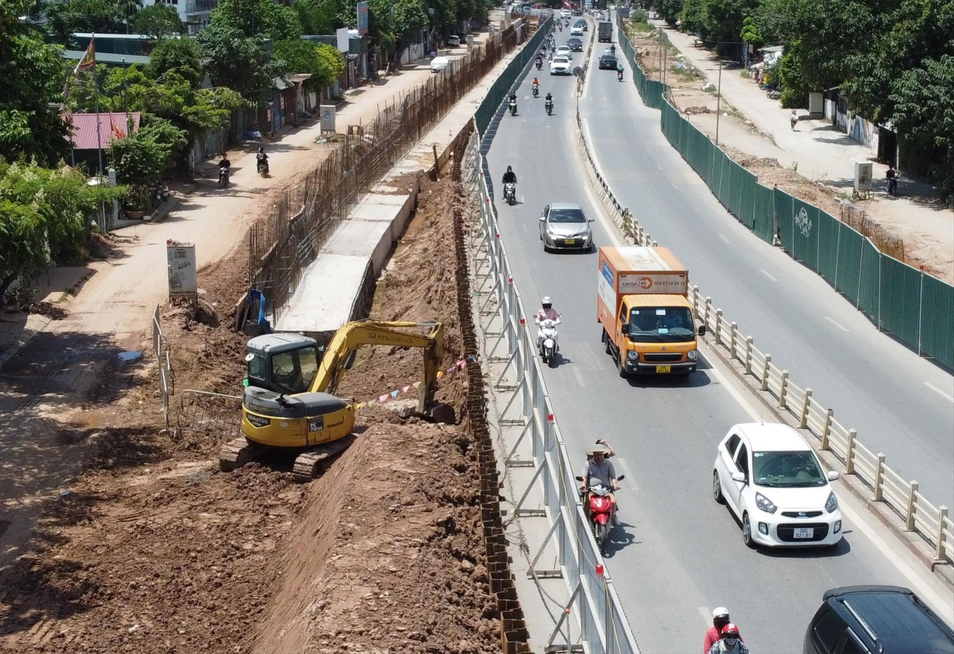 Chủ đầu tư đang phải đắp hoàn trả hơn 600 mét đê Âu Cơ do thi công chậm Chủ đầu tư đang phải đắp hoàn trả hơn 600 mét đê Âu Cơ do thi công chậm