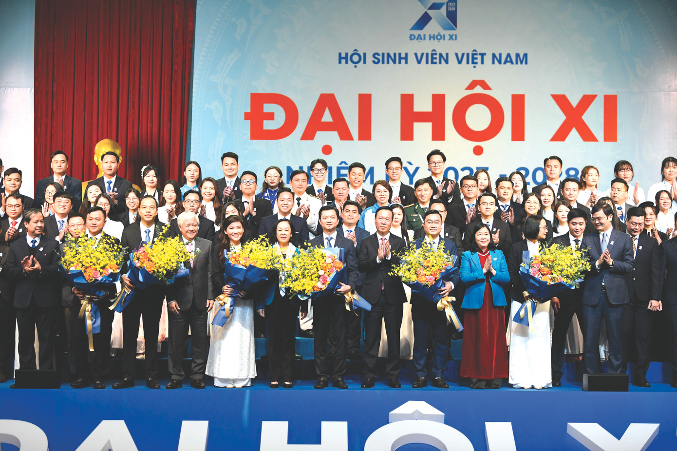Chủ tịch nước Võ Văn Thưởng và Thường trực Ban Bí thư, Trưởng ban Tổ chức T.Ư Trương Thị Mai cùng các đại biểu tặng hoa chúc mừng Ban Chấp hành Hội SVVN khóa XI. Ảnh: Như Ý