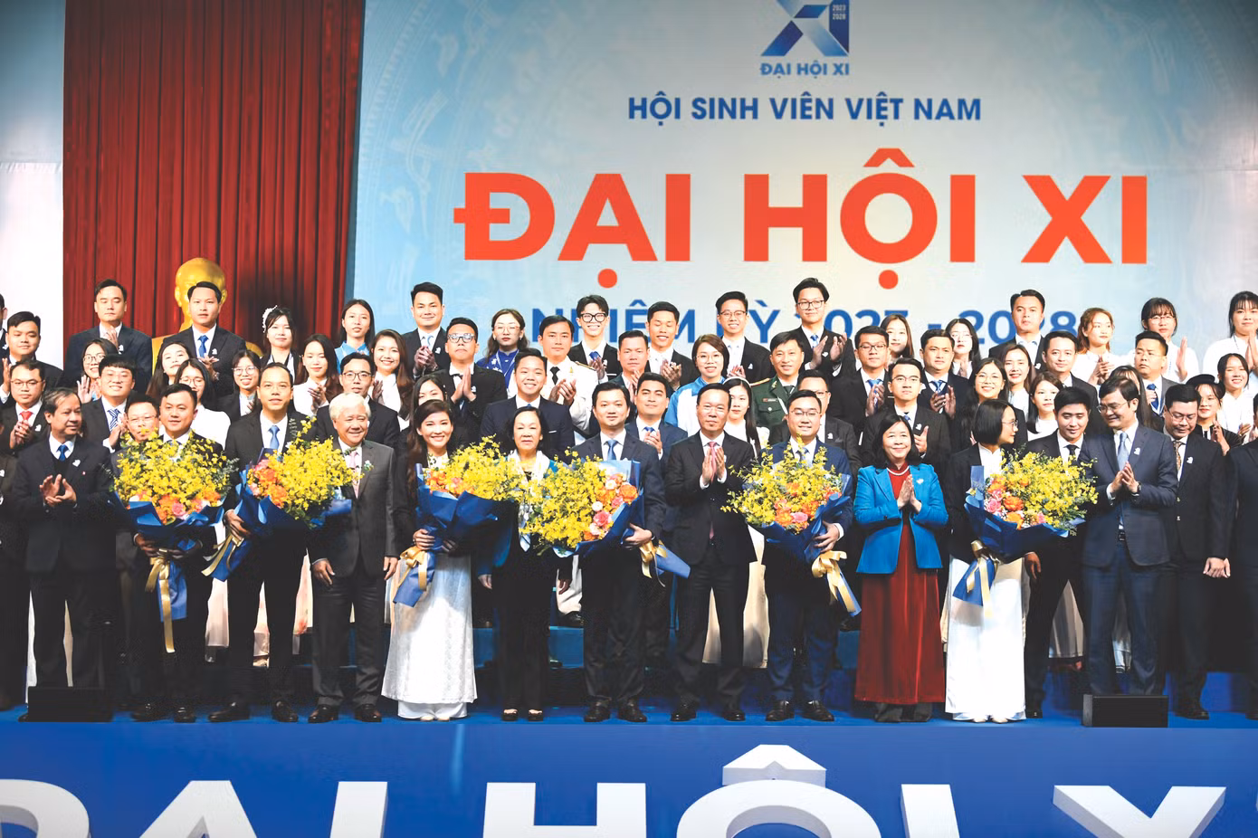 Chủ tịch nước Võ Văn Thưởng và Thường trực Ban Bí thư, Trưởng ban Tổ chức T.Ư Trương Thị Mai cùng các đại biểu tặng hoa chúc mừng Ban Chấp hành Hội SVVN khóa XI. Ảnh: Như Ý