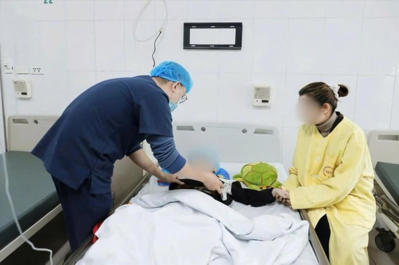 Chăm sóc trẻ bị cúm A tại BV Bệnh Nhiệt đới Trung ương.