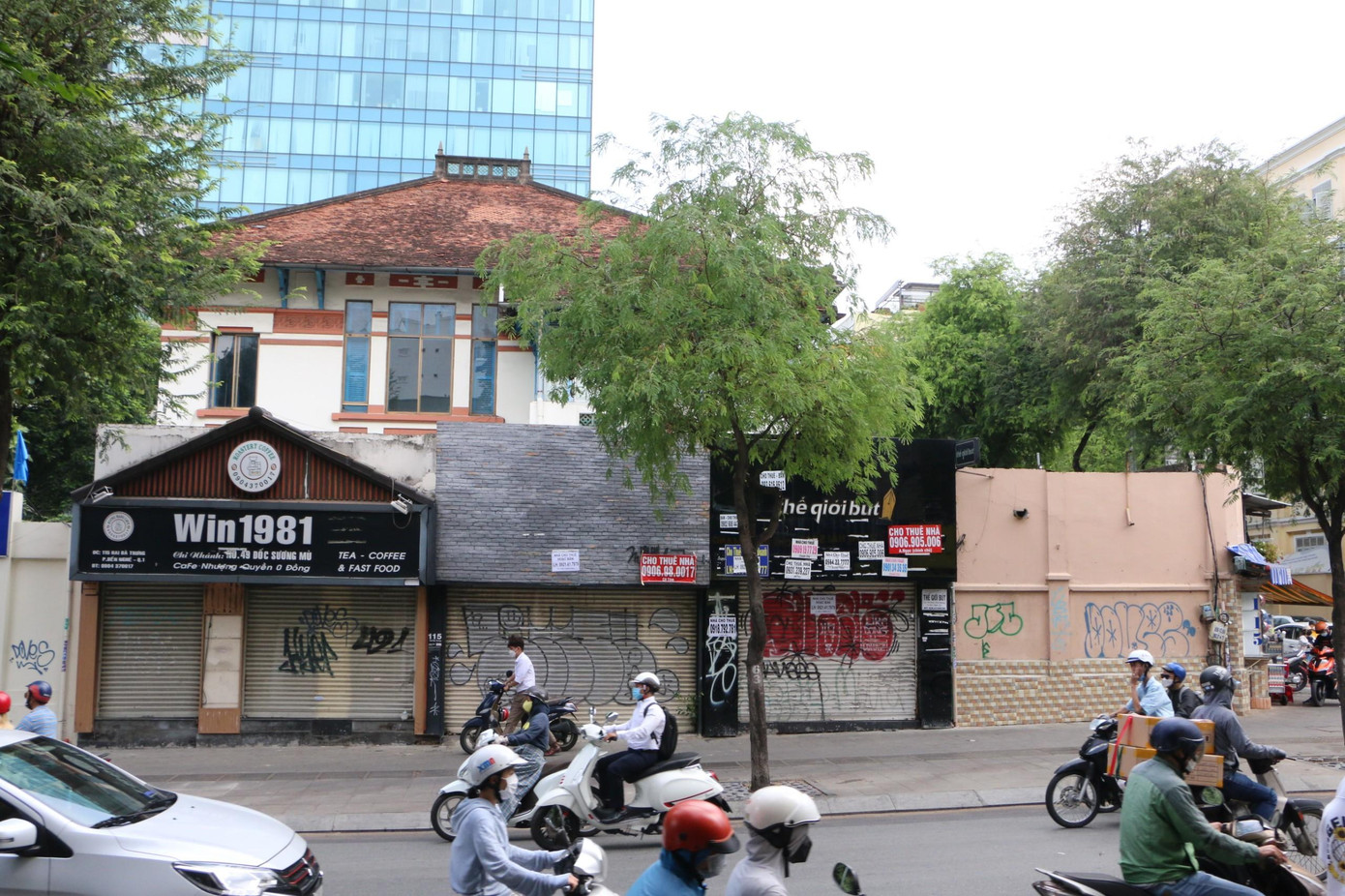 Biệt thự 115 Hai Bà Trưng, Quận 1 đang bị bao vây bởi hàng quán, chỉ thấy được tầng trên