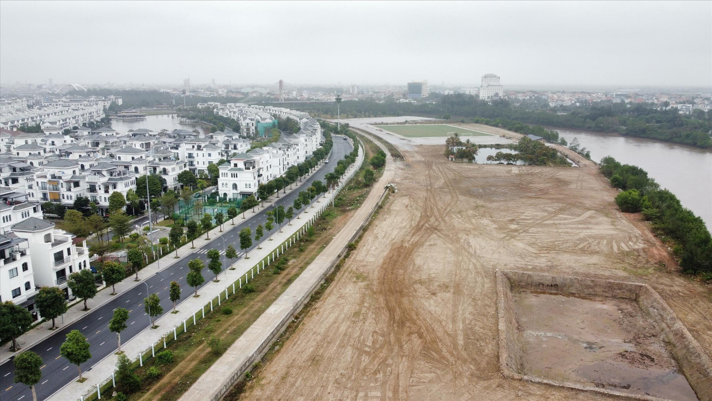 Một góc khu vực đê tả sông Lạch Tray, nơi xảy ra nhiều vi phạm về đê điều, xây dựng, Ảnh: Nguyễn Hoàn