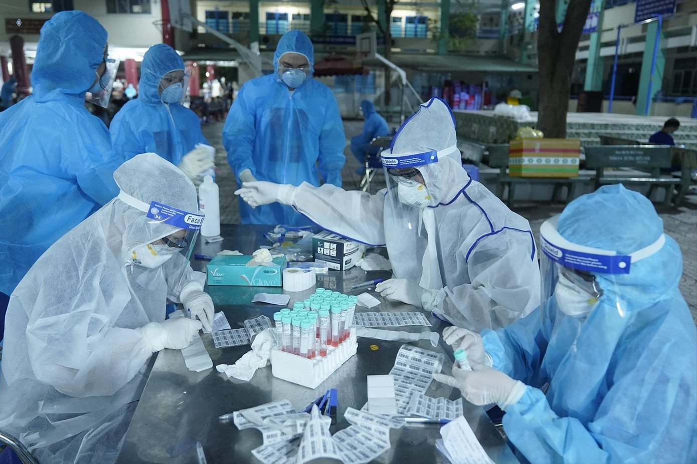 Nhân viên y tế nằm trong lực lượng tuyến đầu chống dịch suốt năm qua. Ảnh: Phạm Nguyễn Nhân viên y tế nằm trong lực lượng tuyến đầu chống dịch suốt năm qua. Ảnh: Phạm Nguyễn