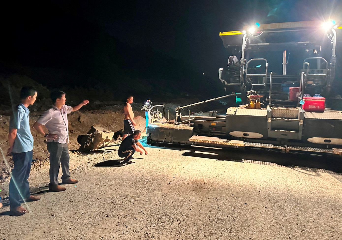 Ông Lê Thắng (người giơ tay) cùng với nhà thầu trực tiếp tham gia công tác thảm nhựa xuyên đêm tại công trường gói thầu bị chậm XL03 trong những ngày tháng 8 vừa qua