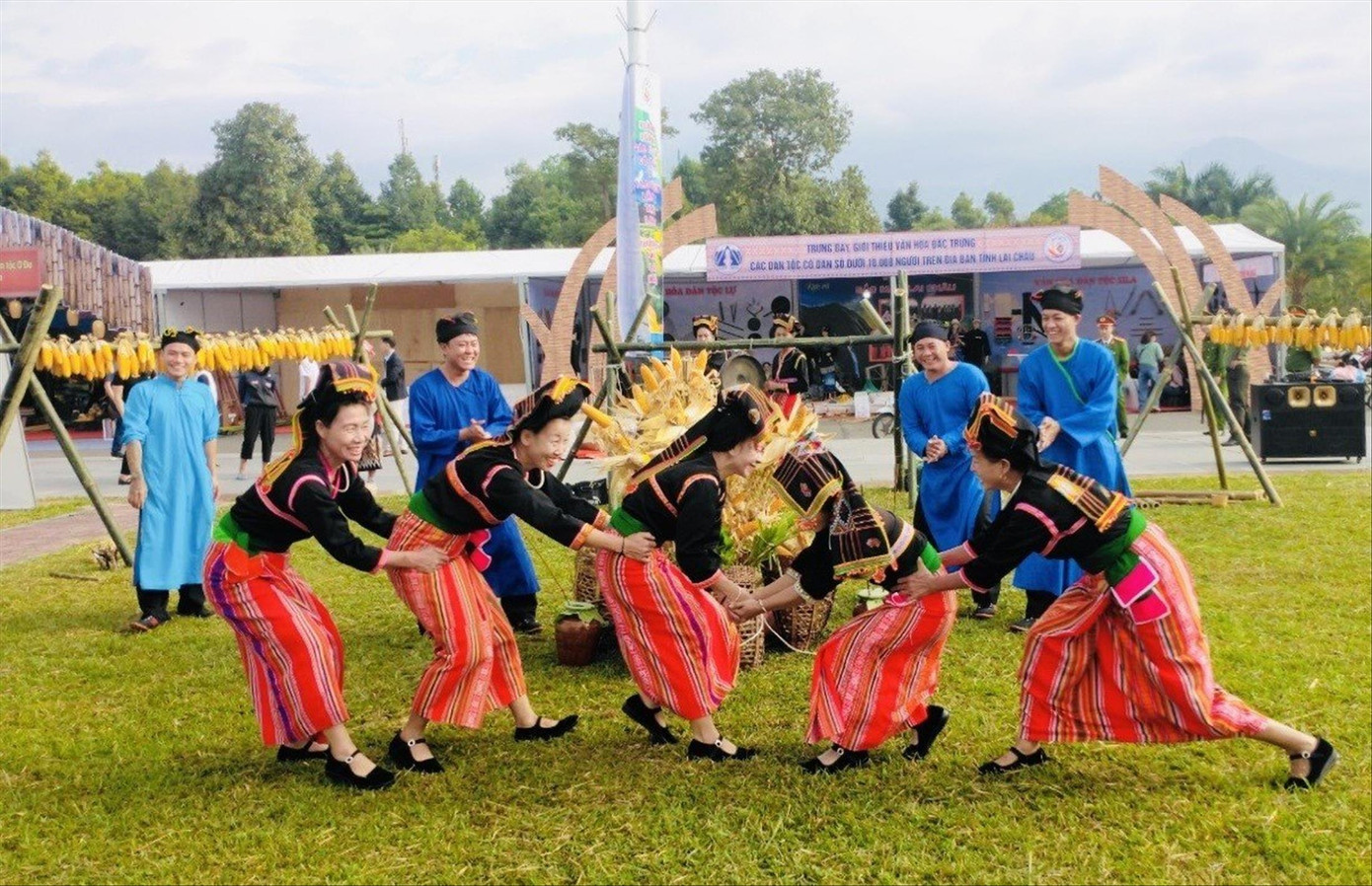 Tái hiện trích đoạn Tết ngô của đồng bào dân tộc Cống, ở huyện Mường Tè, Lai Châu. Ảnh: Đinh Thùy Tái hiện trích đoạn Tết ngô của đồng bào dân tộc Cống, ở huyện Mường Tè, Lai Châu. Ảnh: Đinh Thùy