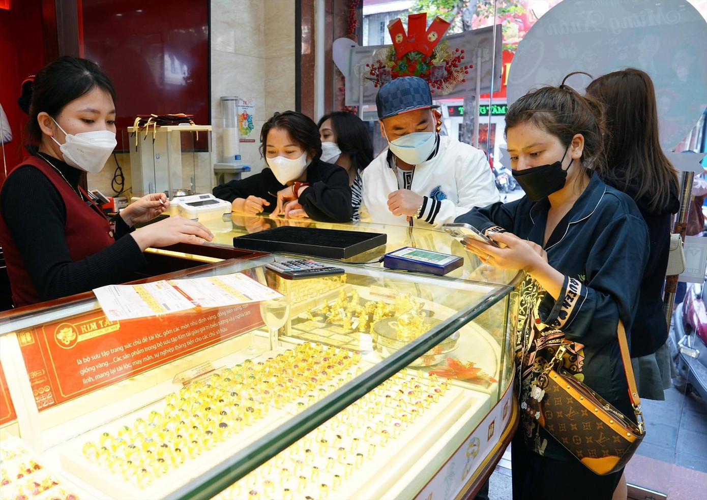 Tạo nguồn cung vàng và bình đẳng giữa các thương hiệu sẽ góp phần kéo giá vàng trong nước xuống Ảnh: Như Ý Tạo nguồn cung vàng và bình đẳng giữa các thương hiệu sẽ góp phần kéo giá vàng trong nước xuống Ảnh: Như Ý