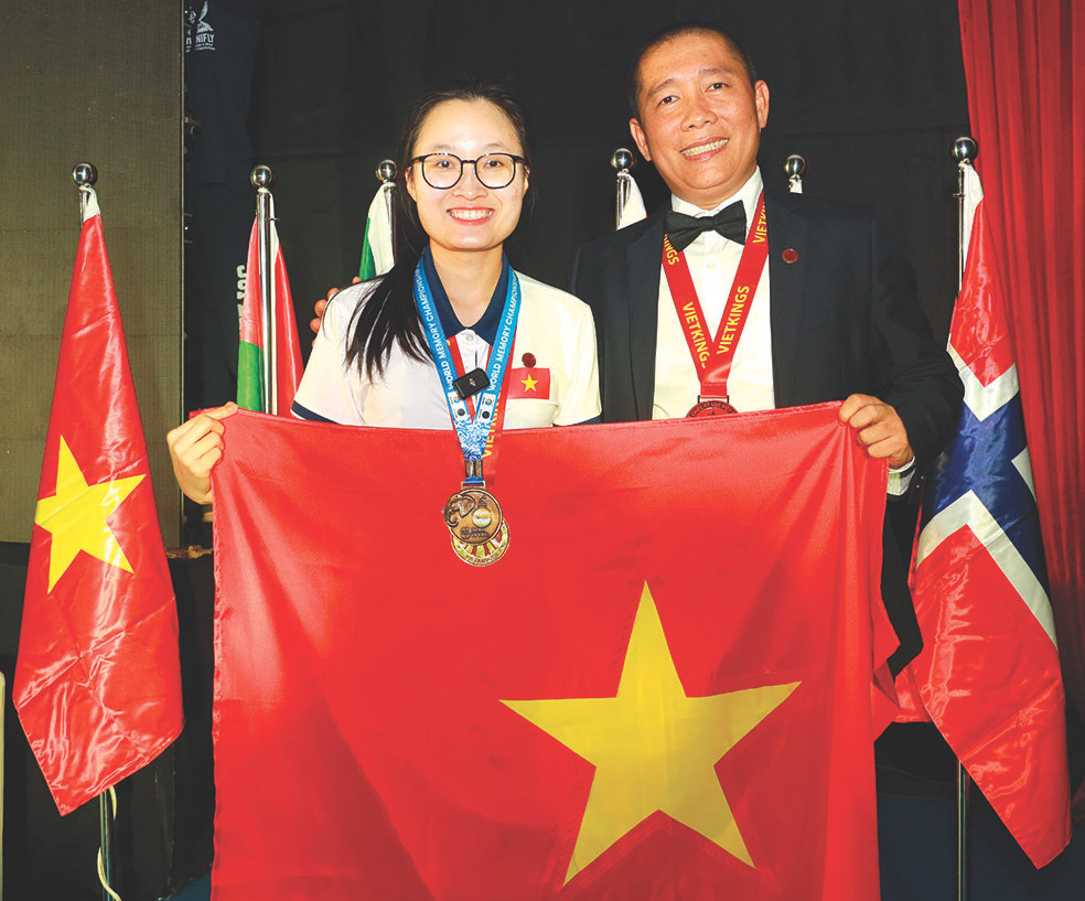 Đặng Ngọc Phương Trinh và thầy Nguyễn Phùng Phong tại cuộc thi Siêu trí nhớ thế giới 2023. Ảnh: NVCC