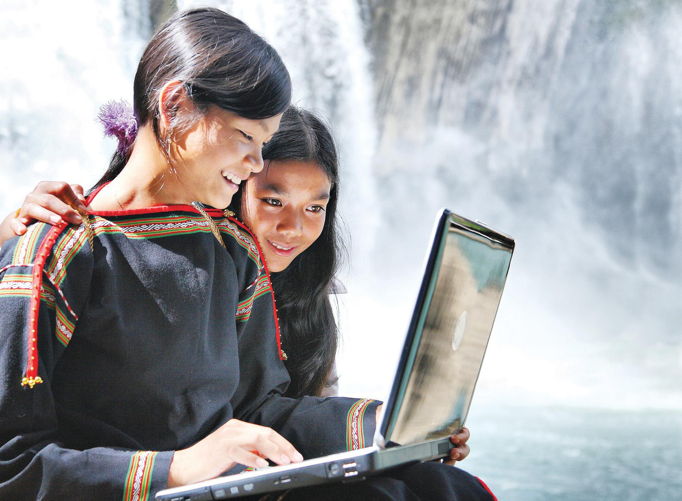 Ðồng bào dân tộc thiểu số ở Tây Nguyên tiếp nhận các chủ trương, chính sách thông qua internet