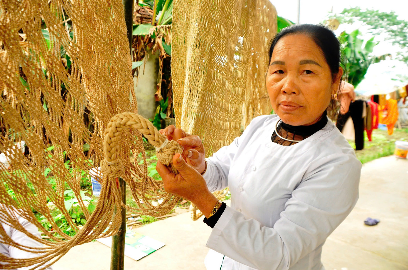 Bà Trương Thị Thống, Tổ trưởng Tổ hợp tác sản xuất võng gai ở xóm Long Thọ, xã Giai Xuân chia sẻ về cách làm võng gai Bà Trương Thị Thống, Tổ trưởng Tổ hợp tác sản xuất võng gai ở xóm Long Thọ, xã Giai Xuân chia sẻ về cách làm võng gai