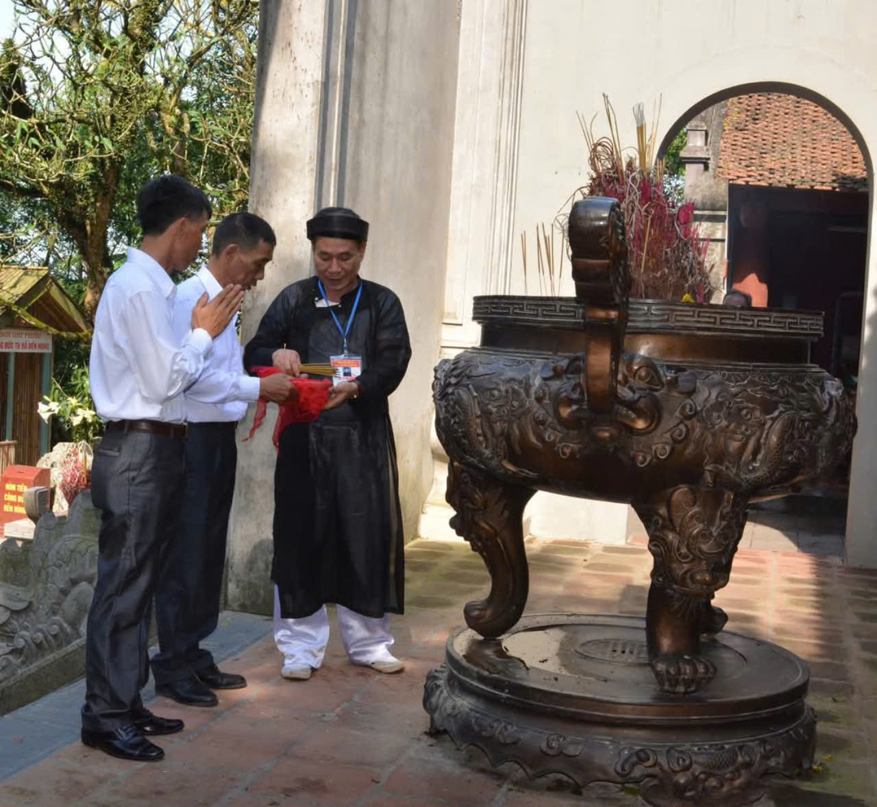 Lễ trao chân hương.