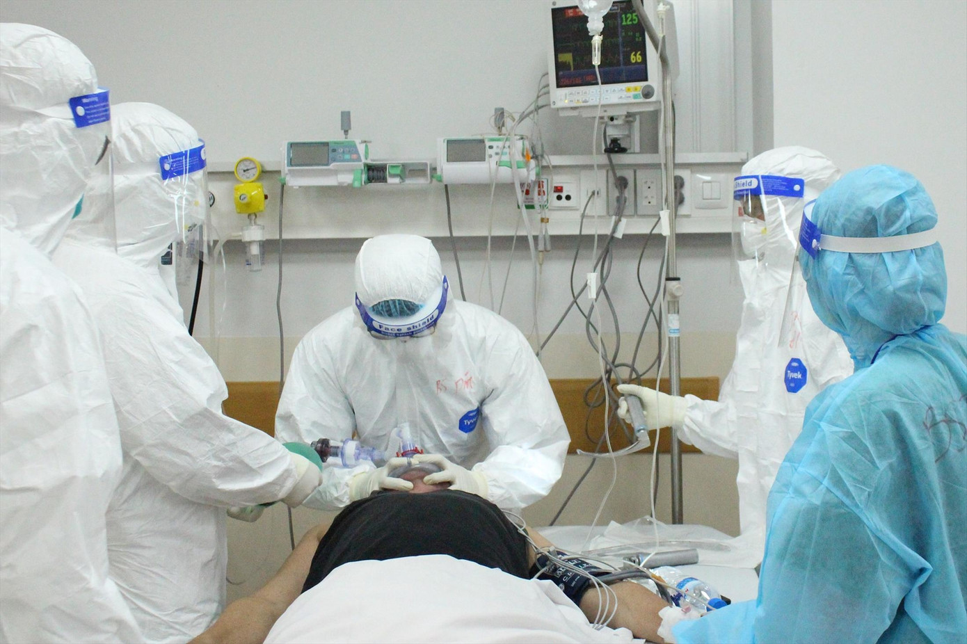 Y, bác sĩ đã bất chấp nguy hiểm đương đầu với đại dịch cứu người bệnh