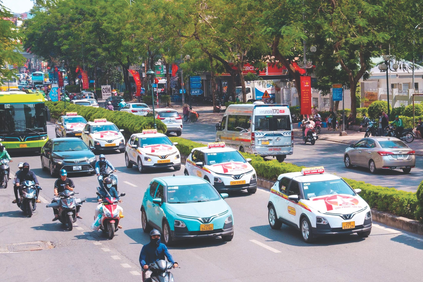 Xe taxi điện lưu thông trên đường phố Hà Nội Xe taxi điện lưu thông trên đường phố Hà Nội