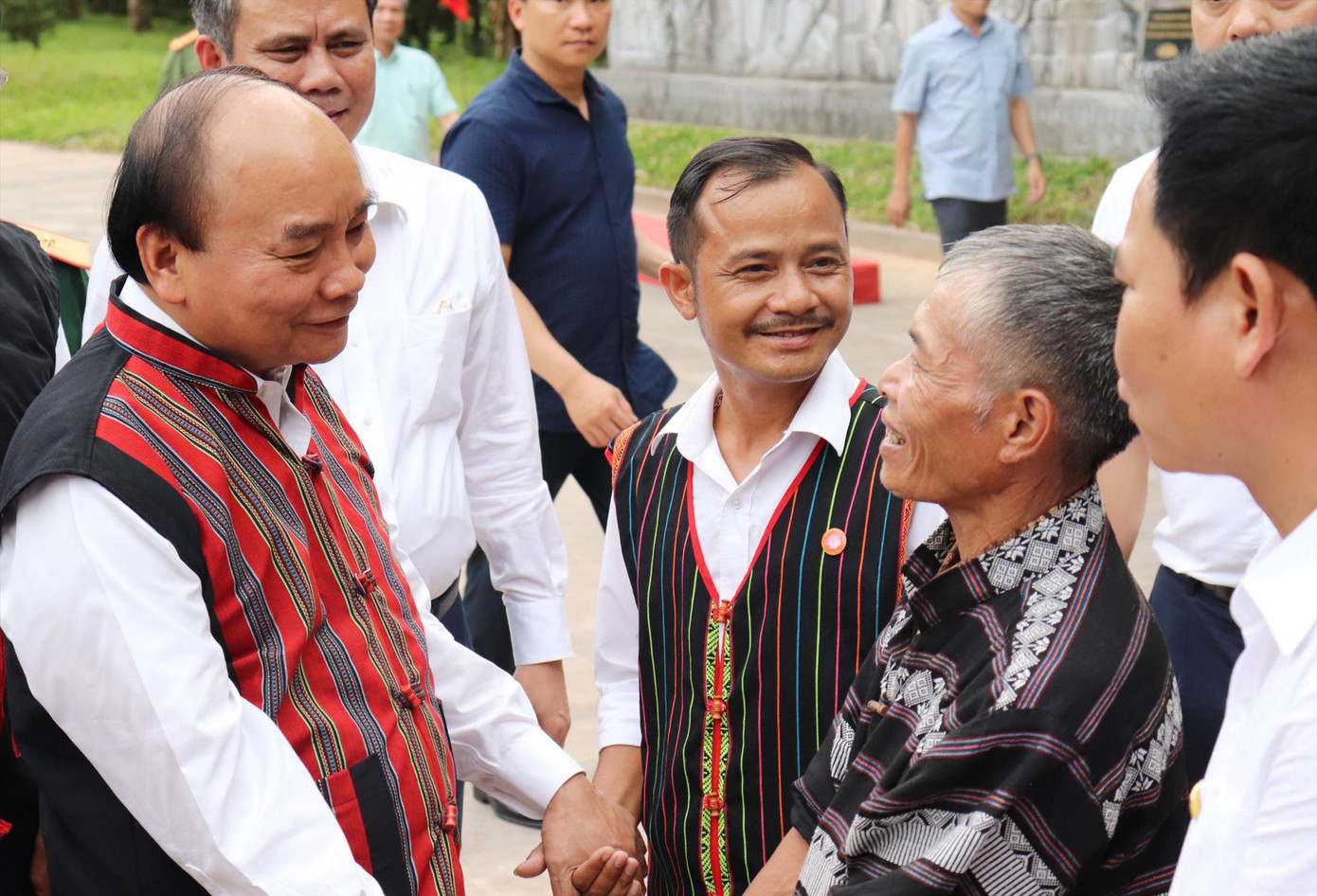 Chủ tịch nước Nguyễn Xuân Phúc trò chuyện với đồng bào dân tộc thiểu số miền Tây Quảng Bình