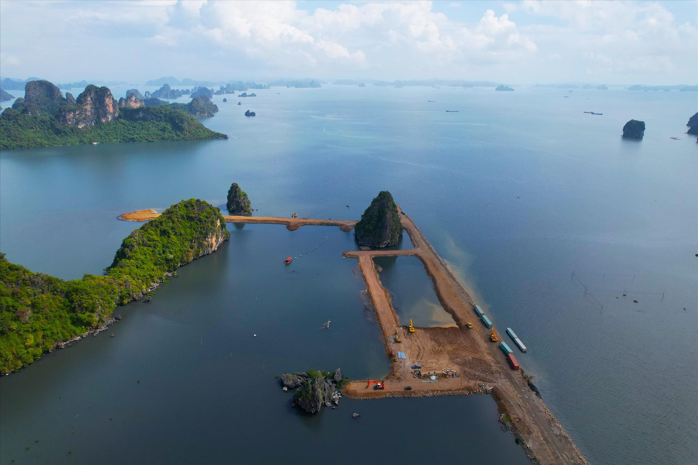 Dự án Khu đô thị 10B nhồi nhét hàng trăm căn liền kề, biệt thự được Quảng Ninh phê duyệt “ngồi chồm” ra mặt vịnh Hạ Long. Ảnh: Hoàng Dương Dự án Khu đô thị 10B nhồi nhét hàng trăm căn liền kề, biệt thự được Quảng Ninh phê duyệt “ngồi chồm” ra mặt vịnh Hạ Long. Ảnh: Hoàng Dương