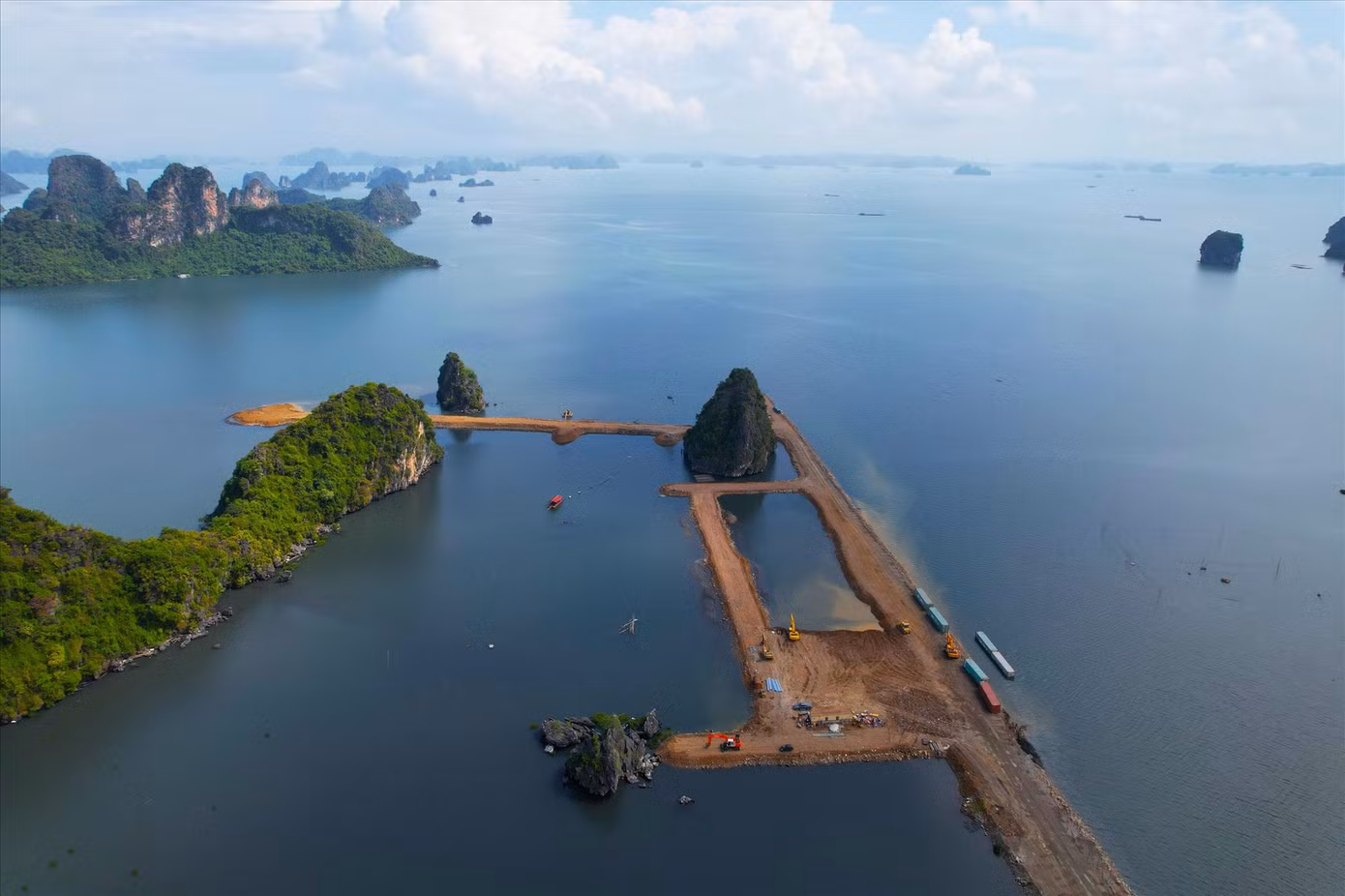 Dự án Khu đô thị 10B nhồi nhét hàng trăm căn liền kề, biệt thự được Quảng Ninh phê duyệt “ngồi chồm” ra mặt vịnh Hạ Long. Ảnh: Hoàng Dương Dự án Khu đô thị 10B nhồi nhét hàng trăm căn liền kề, biệt thự được Quảng Ninh phê duyệt “ngồi chồm” ra mặt vịnh Hạ Long. Ảnh: Hoàng Dương