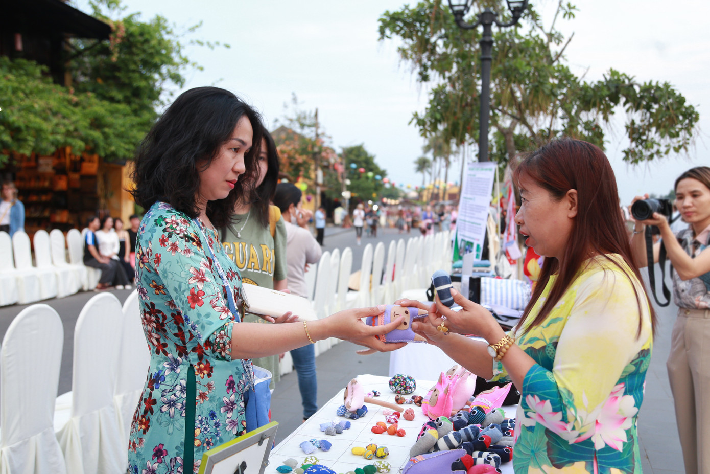 Những gian hàng luôn hút khách với những phụ kiện rực rỡ sắc màu cùng tấm bảng nhỏ ghi tên Cửa tiệm hạnh phúc Những gian hàng luôn hút khách với những phụ kiện rực rỡ sắc màu cùng tấm bảng nhỏ ghi tên Cửa tiệm hạnh phúc