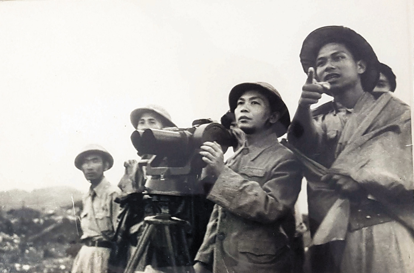 Đại tướng Võ Nguyên Giáp quan sát trận địa tại chiến trường Điện Biên Phủ. Ảnh: T.L Đại tướng Võ Nguyên Giáp quan sát trận địa tại chiến trường Điện Biên Phủ. Ảnh: T.L