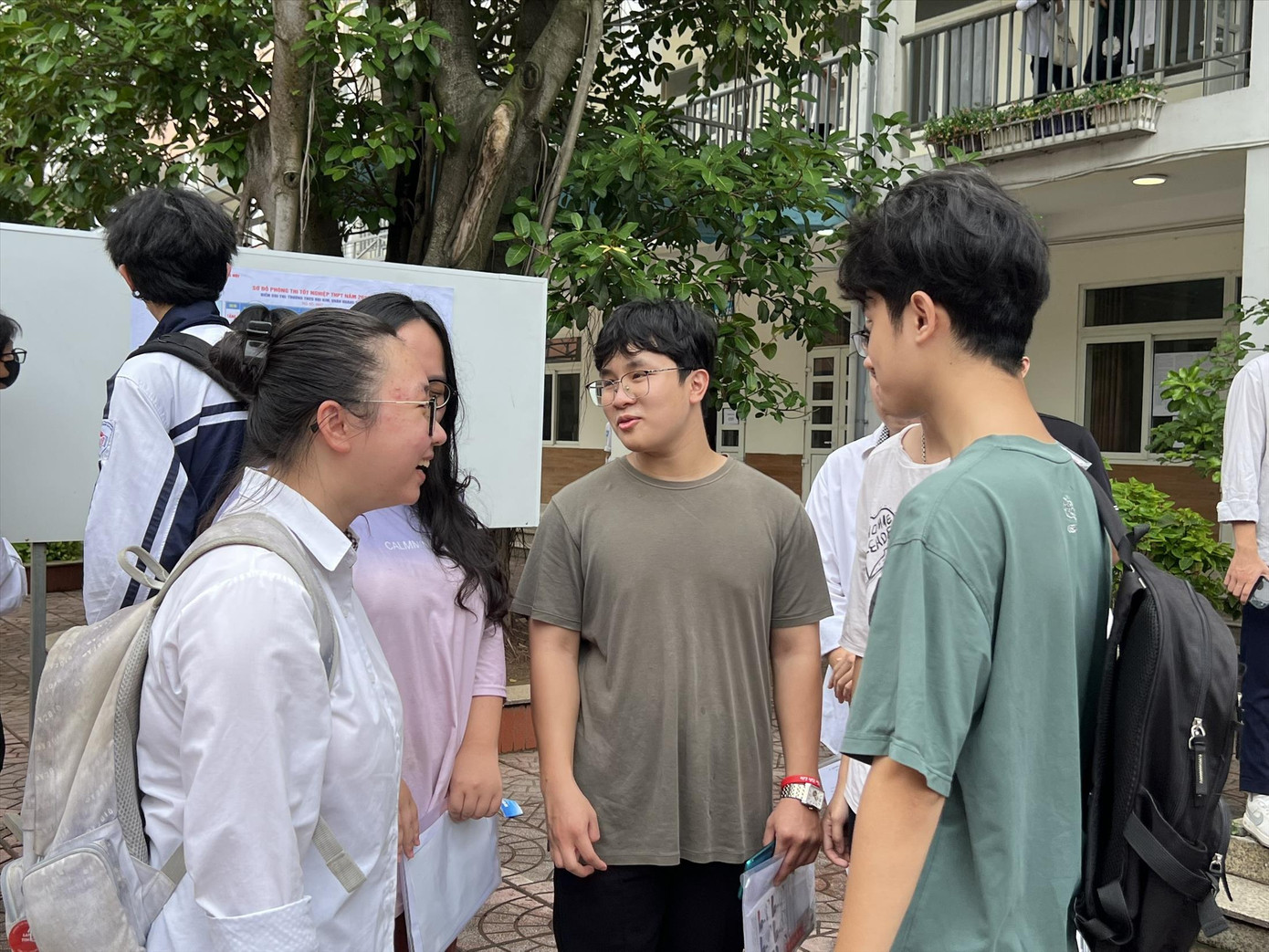 Học sinh Hà Nội trong kỳ thi tuyển sinh lớp 10 năm 2023. Ảnh: Hà Linh Học sinh Hà Nội trong kỳ thi tuyển sinh lớp 10 năm 2023. Ảnh: Hà Linh