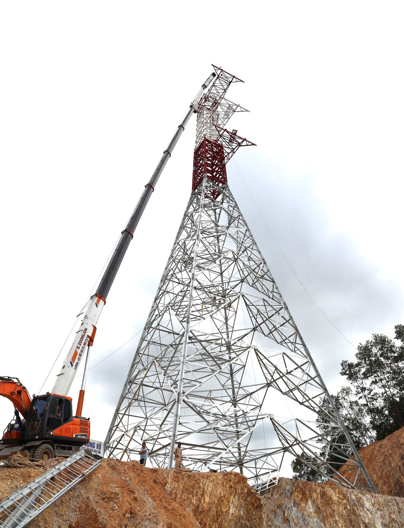 Cột 329 đang dần hoàn thiện trong giai đoạn nước rút. Ảnh: Cảnh Huệ