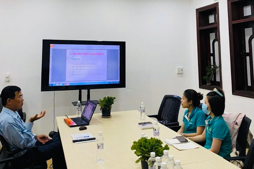 Nhân viên của DSS Việt Nam và 2 khách hàng Nhân viên của DSS Việt Nam và 2 khách hàng