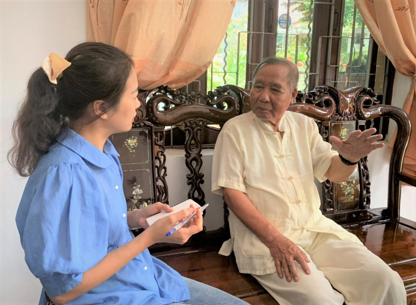 Tác giả đường cứu nạn trò chuyện cùng phóng viên Tiền Phong. Ảnh: T.T.