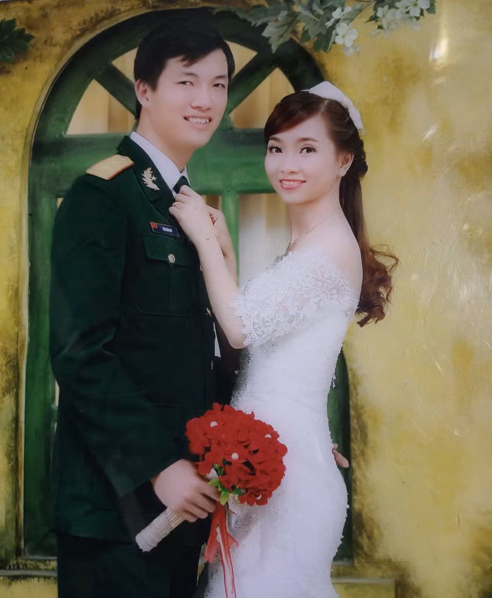 Hai vợ chồng Trung úy quân nhân chuyên nghiệp Nguyễn Thị Sinh.