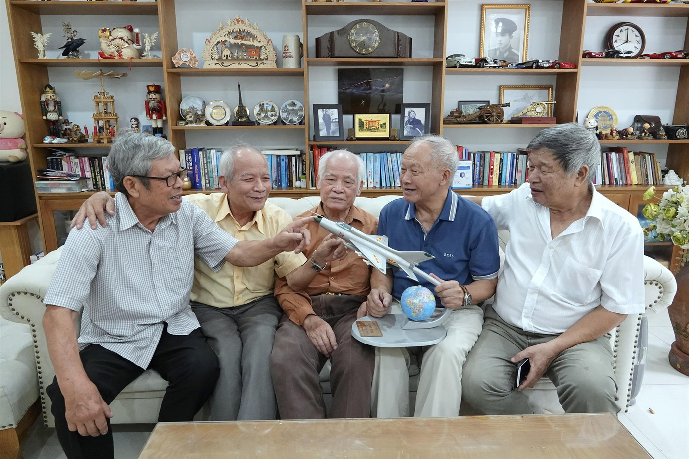 Các cựu phi công bay đêm hồi tưởng lại những khoảnh khắc chiến trận năm xưa. Ảnh: Nguyễn Minh Các cựu phi công bay đêm hồi tưởng lại những khoảnh khắc chiến trận năm xưa. Ảnh: Nguyễn Minh