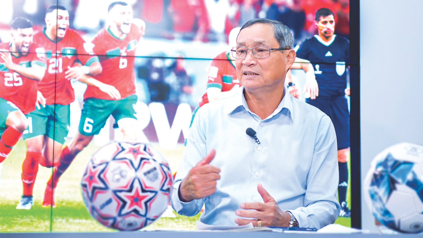 HLV Mai Đức Chung tại tòa soạn báo Tiền Phong. Ảnh: Hoàng Mạnh Thắng HLV Mai Đức Chung tại tòa soạn báo Tiền Phong. Ảnh: Hoàng Mạnh Thắng