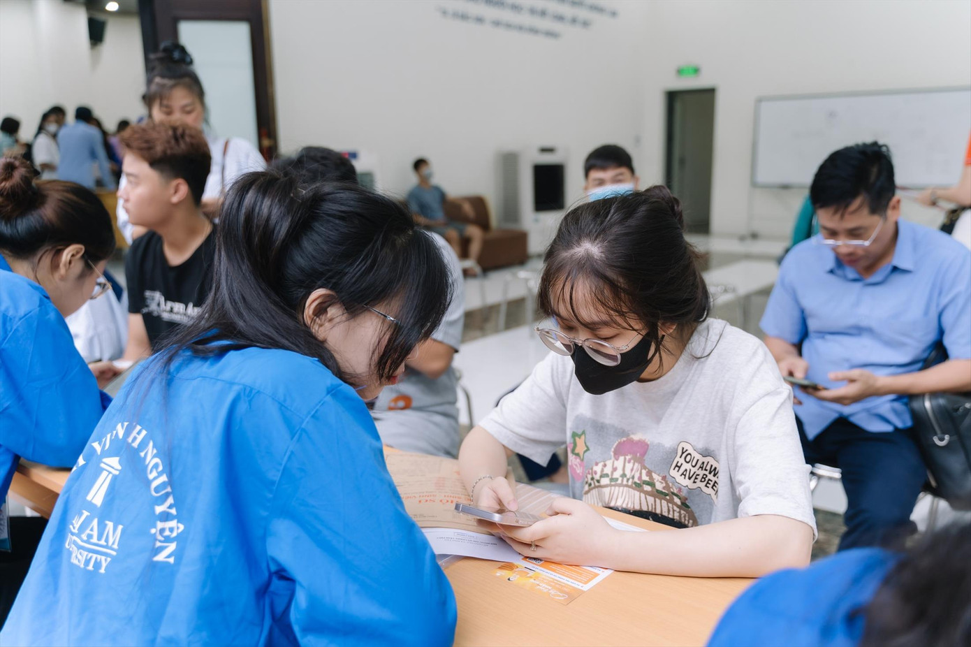 Hướng dẫn tân sinh viên nhập học. Ảnh: Diệp An