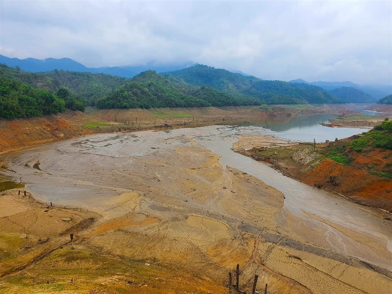 Nhiều hồ thủy điện ở miền núi Nghệ An đã cạn nước Nhiều hồ thủy điện ở miền núi Nghệ An đã cạn nước