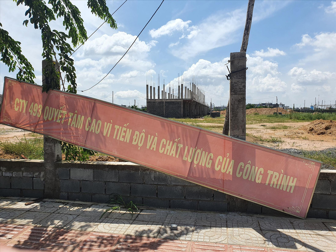 Các công trình xây dựng trường học trong khu tái định cư đã ngưng xây dựng Các công trình xây dựng trường học trong khu tái định cư đã ngưng xây dựng