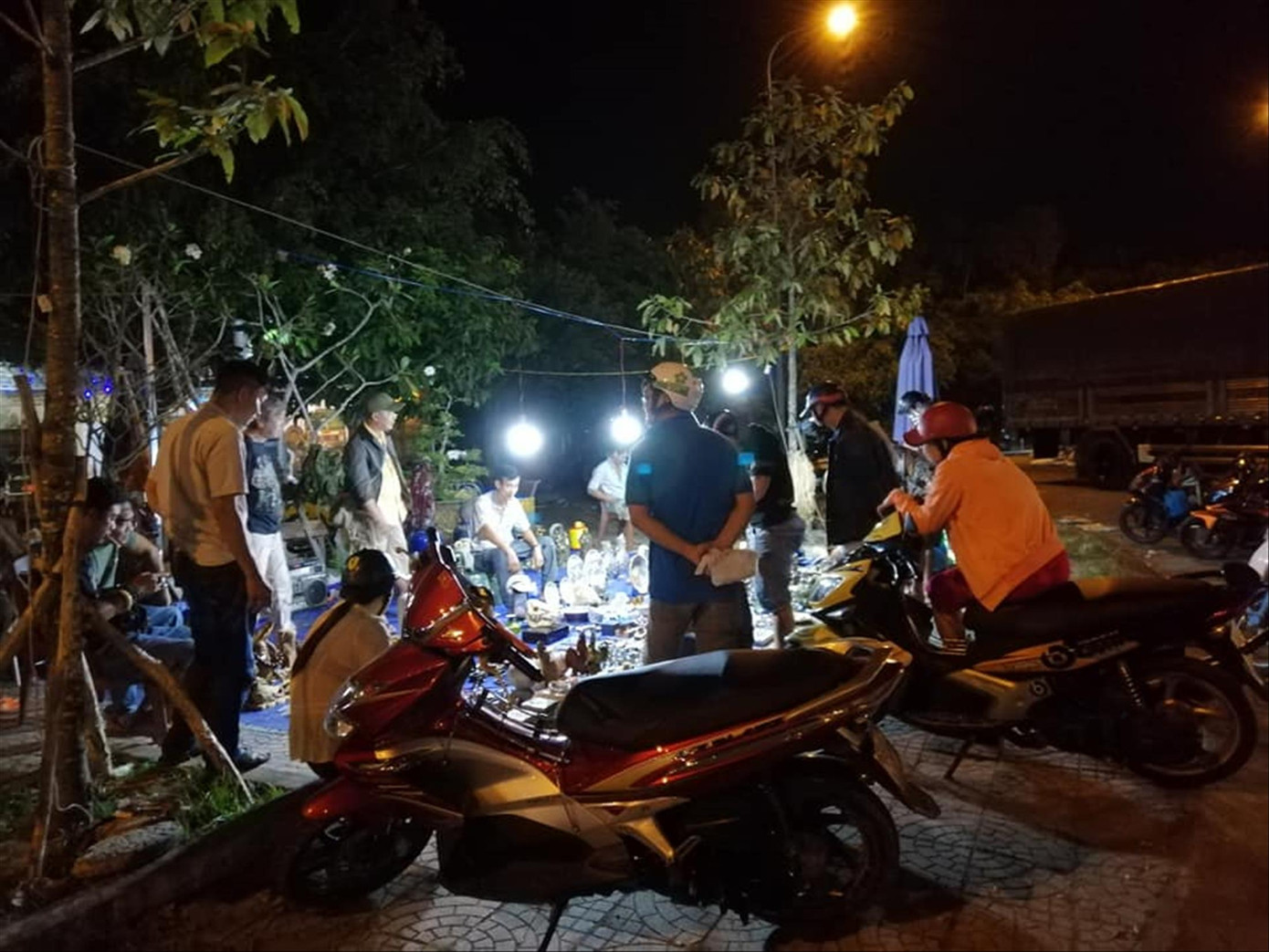 Chợ đồ cổ, giả cổ tấp nập trong đêm Chợ đồ cổ, giả cổ tấp nập trong đêm