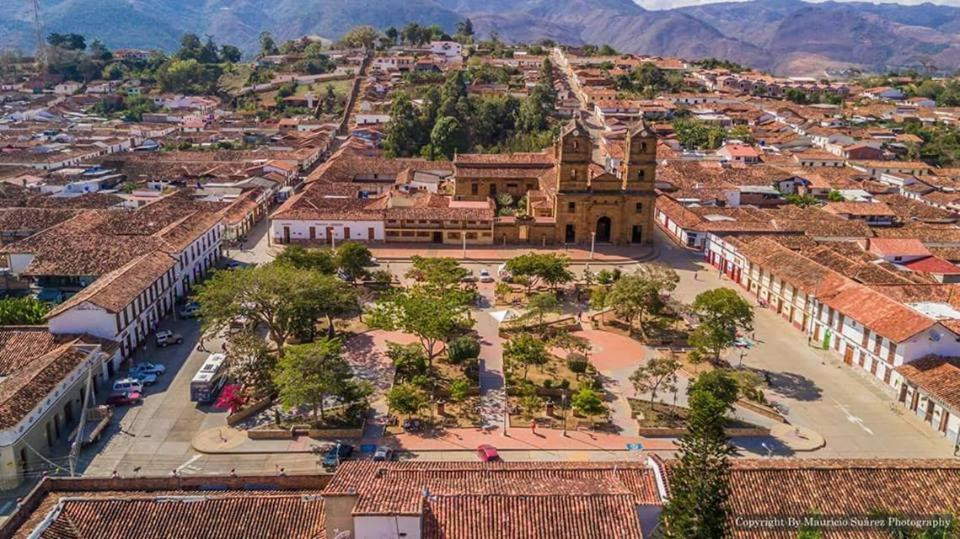 Zapatoca được bao quanh bởi rừng nhiệt đới và các hẻm núi Zapatoca được bao quanh bởi rừng nhiệt đới và các hẻm núi