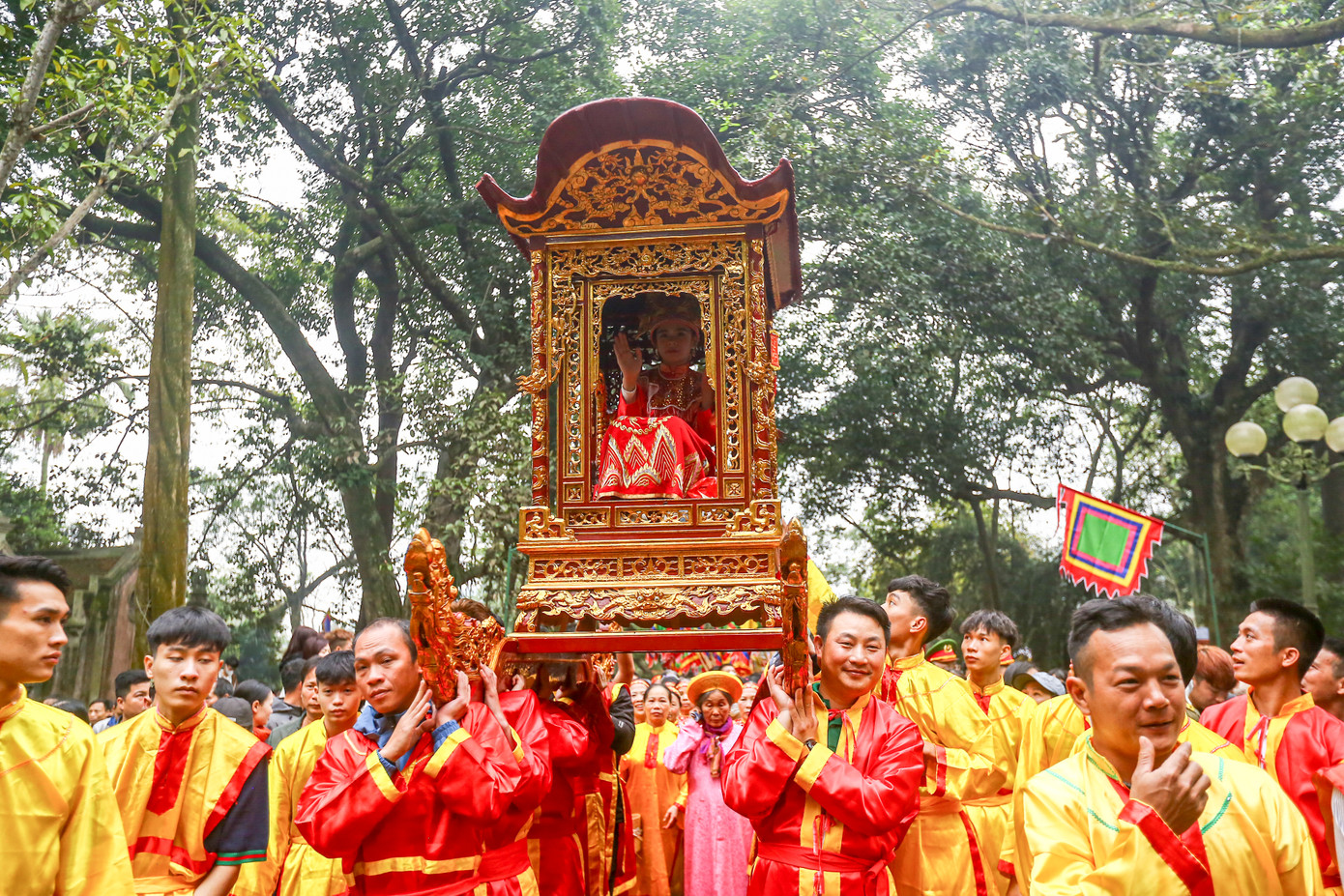 Rước kiệu ở lễ hội Gióng đền Sóc. Ảnh: DUY PHẠM