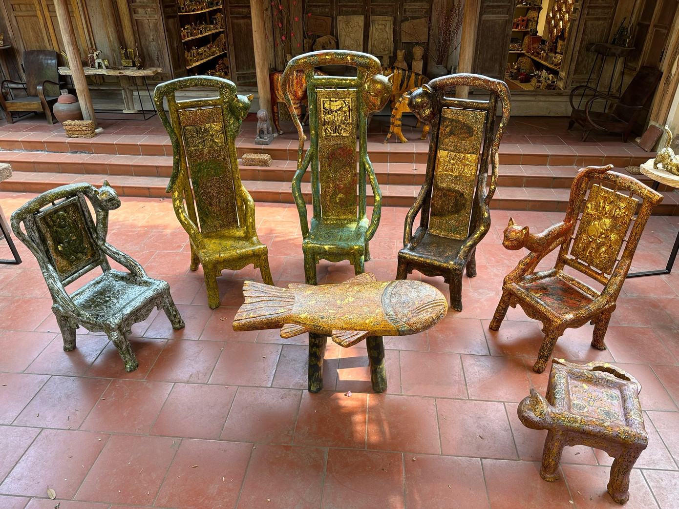 Phải mất 1 năm trời để Tấn Phát hoàn thành bộ bàn ghế “Bữa tiệc ngày xuân” Phải mất 1 năm trời để Tấn Phát hoàn thành bộ bàn ghế “Bữa tiệc ngày xuân”